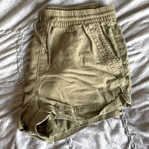 H&M divided army green shorts